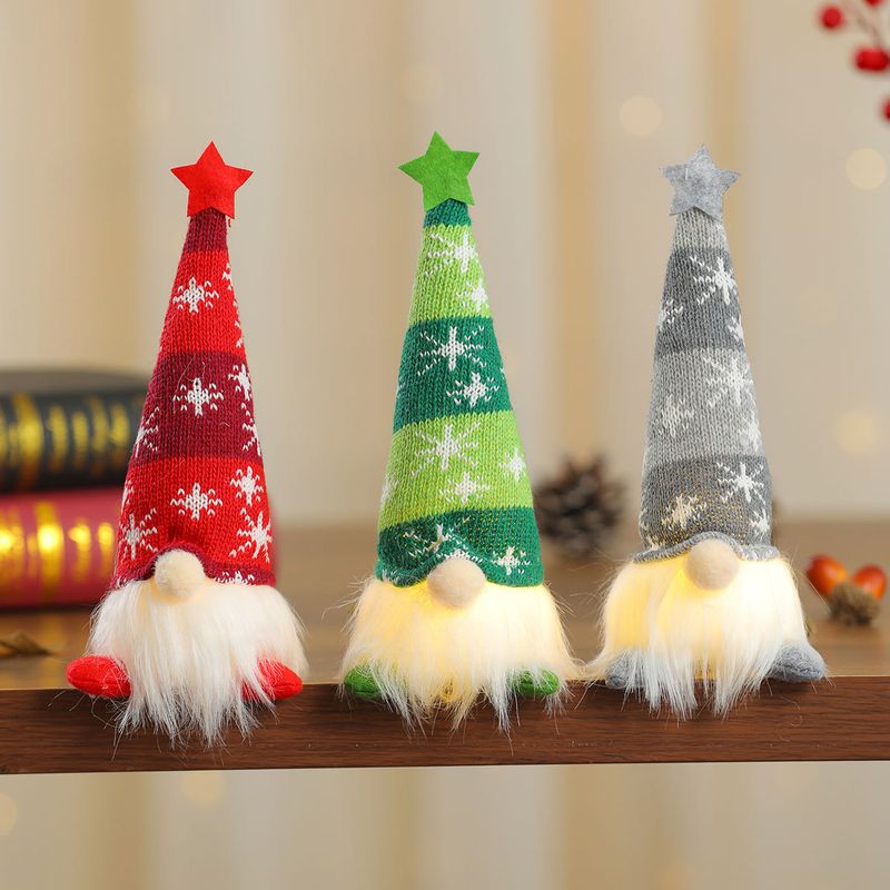 Adorno navideño de peluche con forma de estrella y copo de nieve a rayas LED, color rojo, verde y gris, sentado y con patas largas._voghion.com