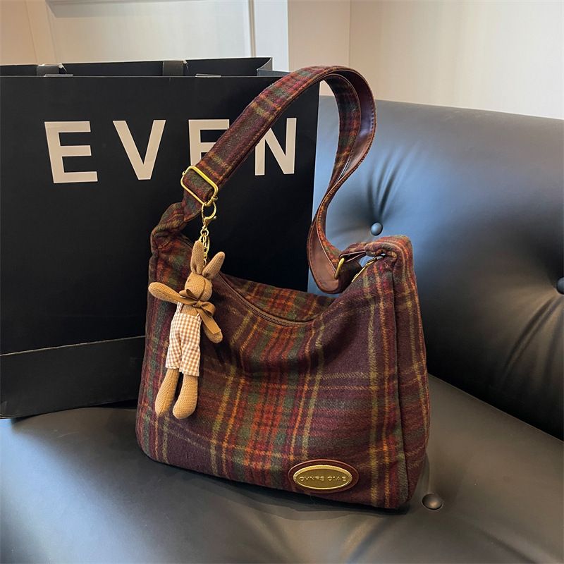 Nuova borsa a tracolla in stile americano per donna, borsa a tracolla in lana scozzese autunnale e invernale, zaino per ragazze alla moda di nicchia_voghion.com
