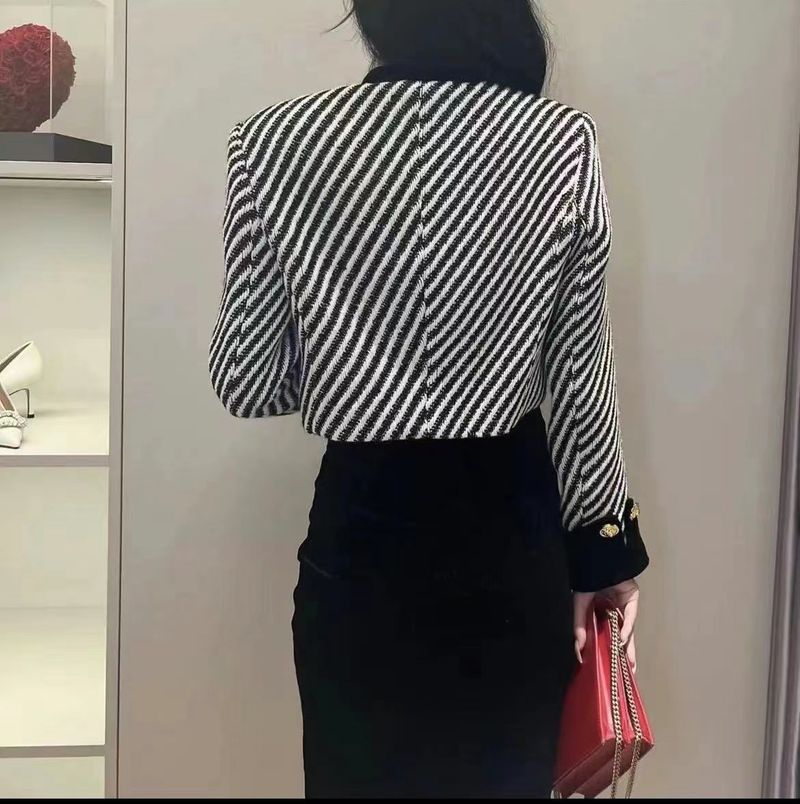 Giacca corta Imperial Sister in stile piccolo e profumato a righe diagonali bianche e nere 2024 autunno e inverno in metallo di alta qualità_voghion.com