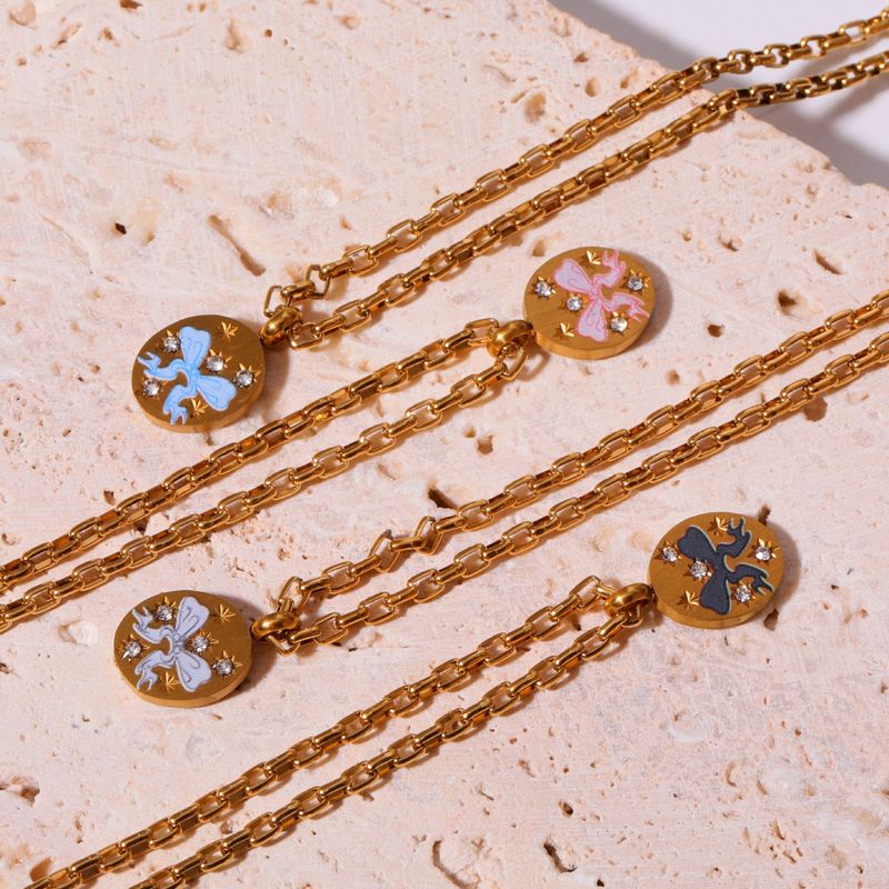 Collar con diseño de castillo de hadas y lazo de mariposa para mujer, pintado a mano, de acero de titanio y chapado en oro de 18 quilates. Elegante colgante para mujer y hombre._voghion.com