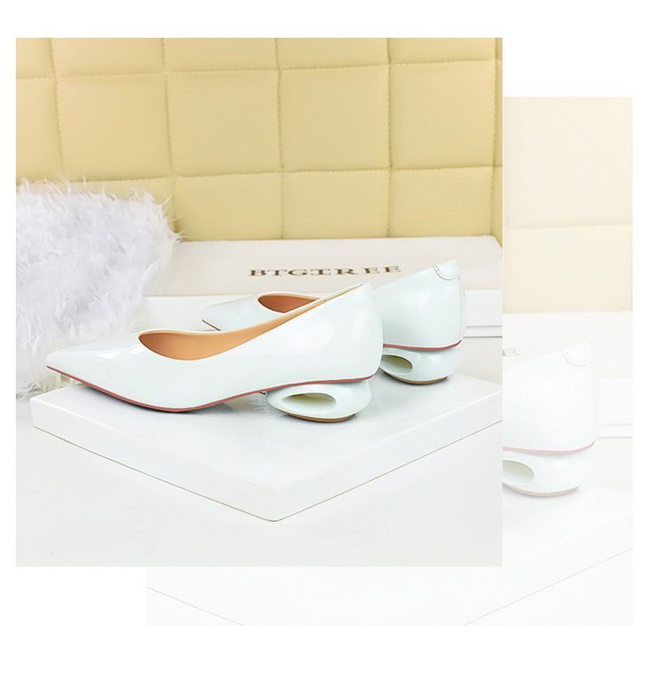 Scarpe singole da donna comode con tacco basso e punta a un pedale, in pelle verniciata, con tacco a forma speciale francese_voghion.com