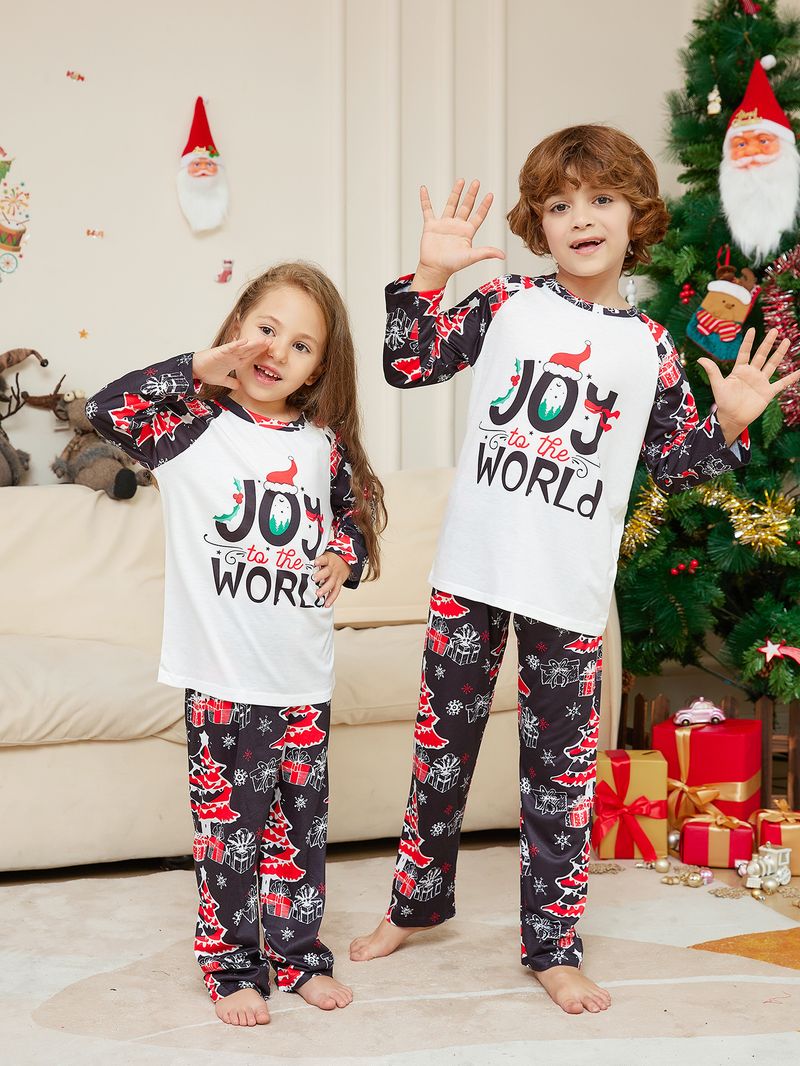 Pigiama natalizio per genitori e figli con lettere di cartoni animati natalizi stampate sull'albero di Natale_voghion.com