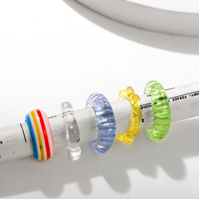 2025 Neuheiten Neue geometrische mehrfarbige transparente Acrylharzringe Set für Damen Mode Regenbogen runder Stapelfingerring Party_voghion.com