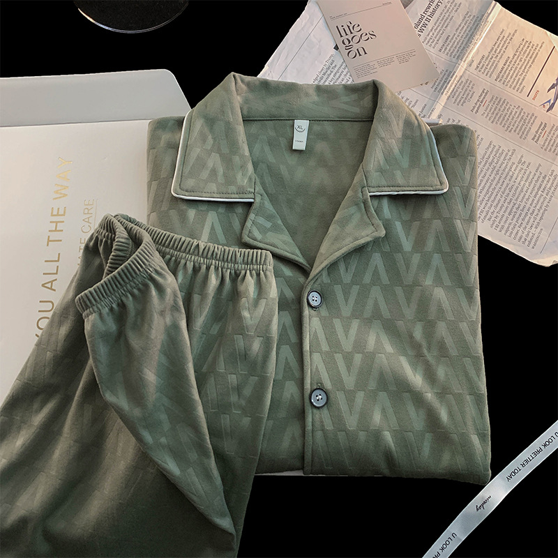 Cárdigan de jacquard de terciopelo alemán de doble cara simple de invierno 2024, pijama de solapa para hombre, manga larga de lujo ligero de alta gama_voghion.com