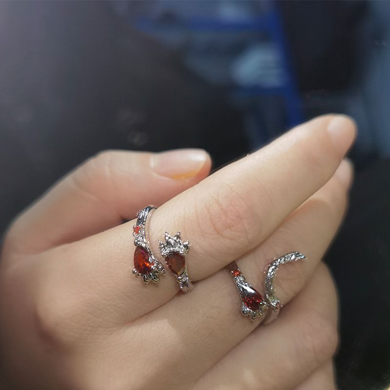 Anello in opale rosso gotico in stile moda 2025_voghion.com