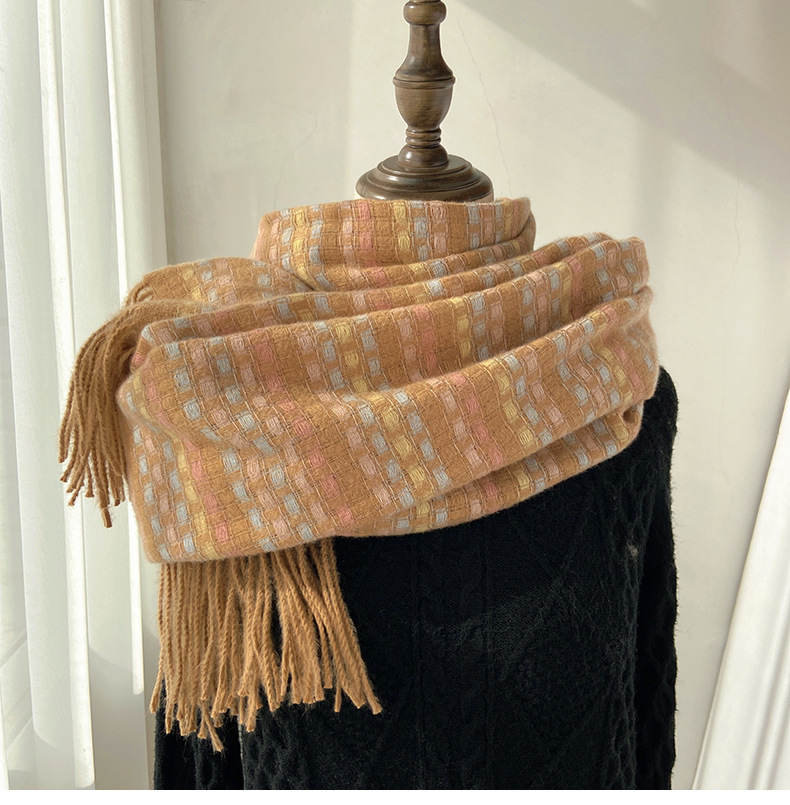 Nuova sciarpa di vendita calda per le donne Autunno / inverno Edizione coreana Plaid colorato Studente Calore Sciarpa ispessita Imitazione Cashmere Scialle con nappa_voghion.com