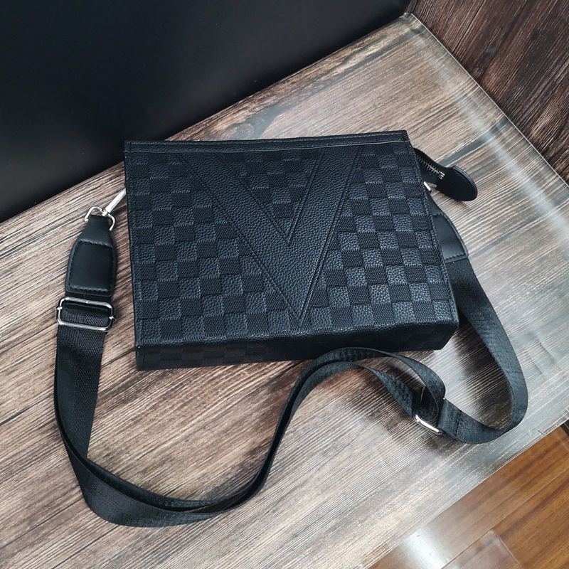 Handheld schouder reliëf kleine vierkante sociale geest jonge man 2024 nieuwe zachte lederen crossbody platte tas, herentas_voghion.com