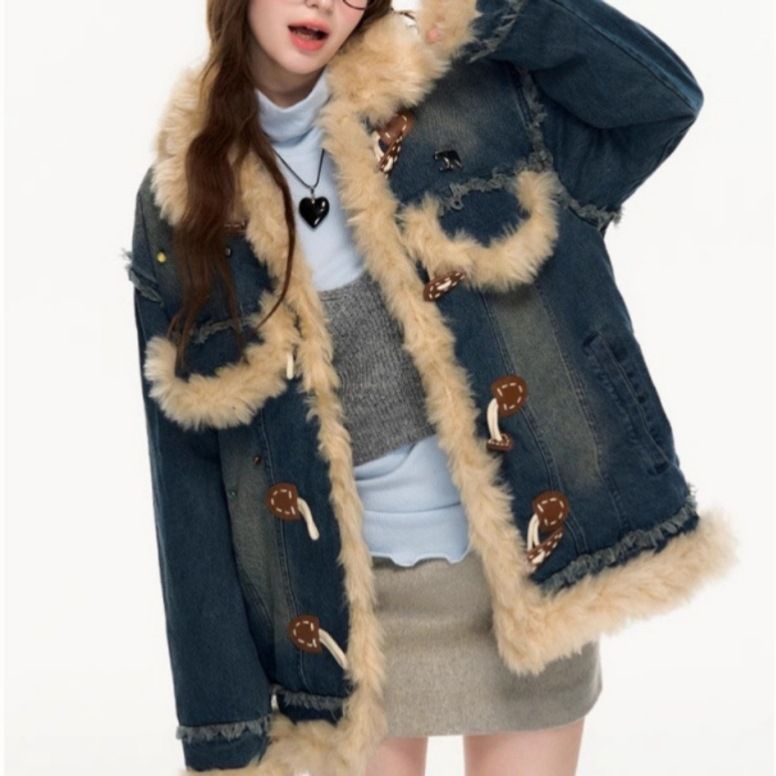 Cappotto in denim effetto consumato e pelliccia sintetica – Giacca oversize con cappuccio e bottoni in corno (S-XL)_voghion.com