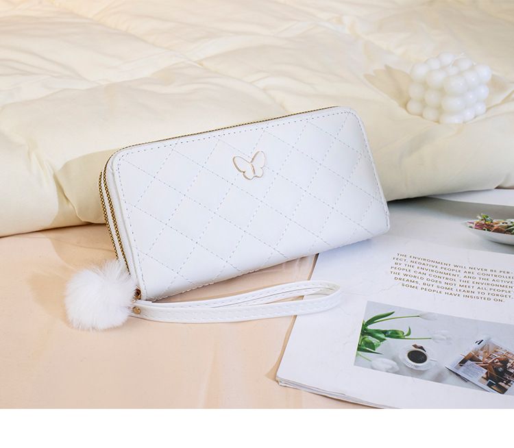 Vintage lang pung med sommerfugledetaljer og quiltet design - Elegant Chanel-inspireret møntpung med pompon-vedhæng og plads til flere kort_voghion.com
