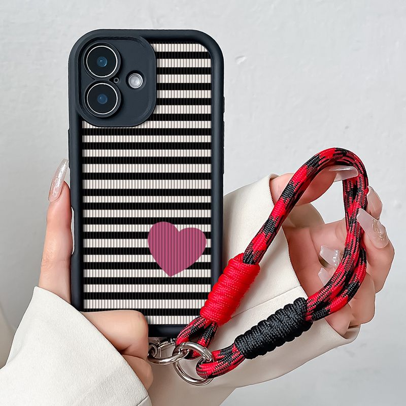 Étui de téléphone avec dragonne et chaîne de poignet pour iPhone 16 Pro Max Plus, motif cœur et rayures, en TPU souple, avec sangle de suspension et coque antichoc_voghion.com