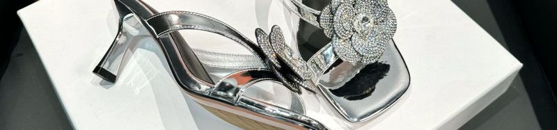 Internet-Berühmtheit quadratischer Kopf Blume Strass Mittelabsatz Sandalen Damen 2024 Sommer neue sexy schlanke Absätze zum Tragen_voghion.com