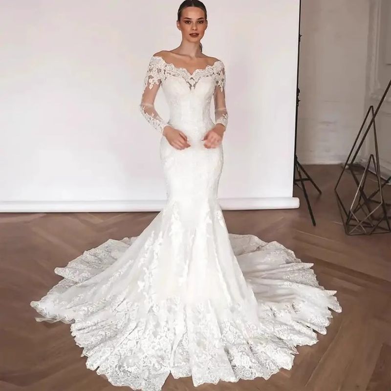 Elegante off-shoulder kanten trouwjurk met sleep en open rug – ook voor grote maten_voghion.com
