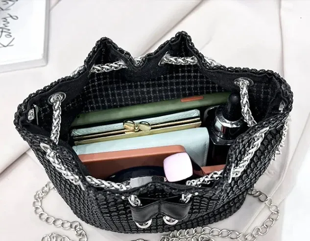 Borsa da donna alla moda con texture, motivo Internet, rossa, con diamanti, tracolla, catena, secchiello 250314l_voghion.com