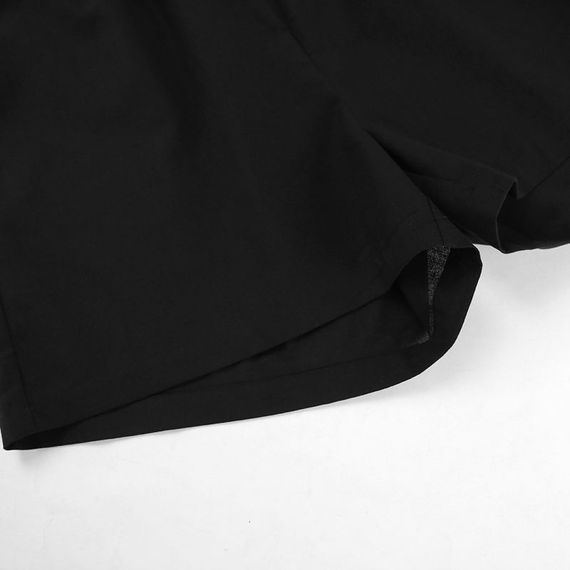 Completo da donna in due pezzi, stile casual per le vacanze estive 2025, in cotone e lino nero, con top a maniche lunghe e pantaloncini._voghion.com