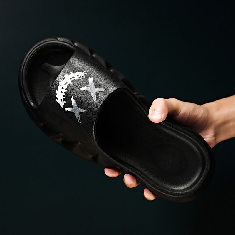 Chaussons Couple 4.0, semelle épaisse et hauteur accrue, pour l'intérieur comme pour l'extérieur. Ces chaussons sont antidérapants et dotés d'une ouverture en forme de poisson._voghion.com