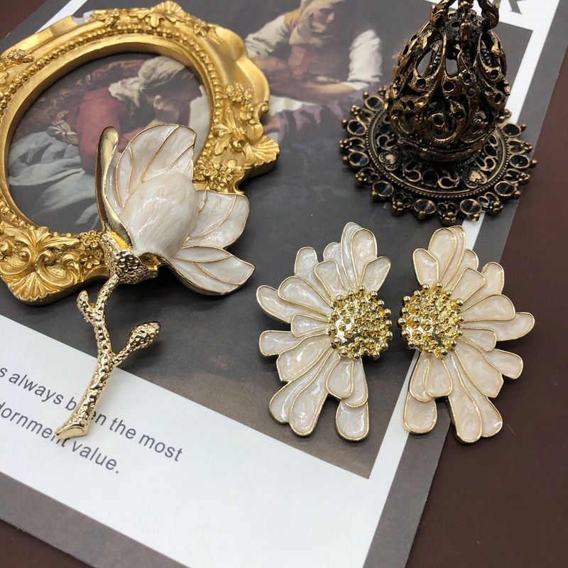 Live streaming of ancient Western white magnolia three-dimensional flower brooch silver needle earrings jewelry_voghion.com
