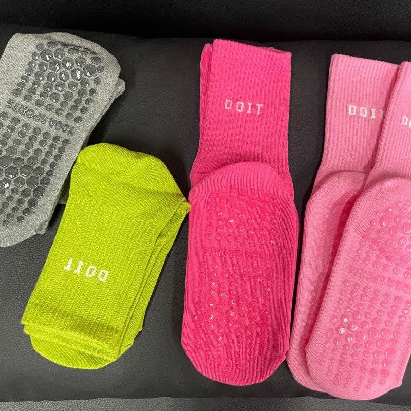 Surge Yoga For Women Indoor Fitness Mid-Calf Sports Anti-Pilling Jump Exercise Silicone Non-Slip Floor Pilates Socks_voghion.com