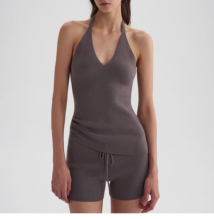 Maglione con cappuccio in lana lavorato a maglia con scollo a U e pantaloncini allacciati all'americana, stile minimalista, per l'inizio dell'autunno_voghion.com