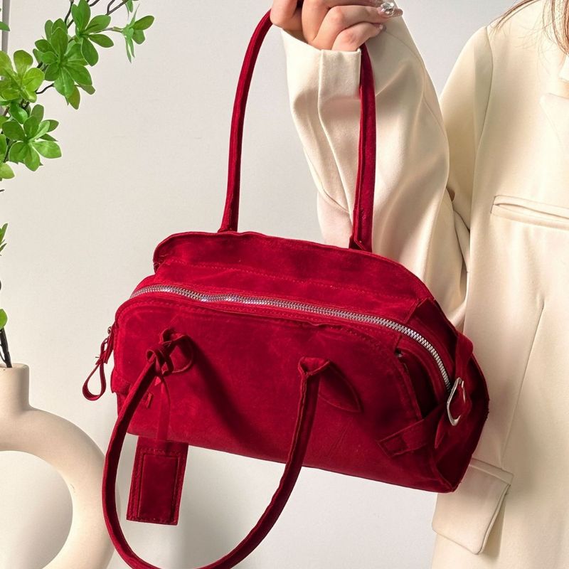 Borsa a tracolla piccola in pelle scamosciata con texture di nicchia di alta qualità, nuova tendenza 2024 per le donne da sposa rosse_voghion.com