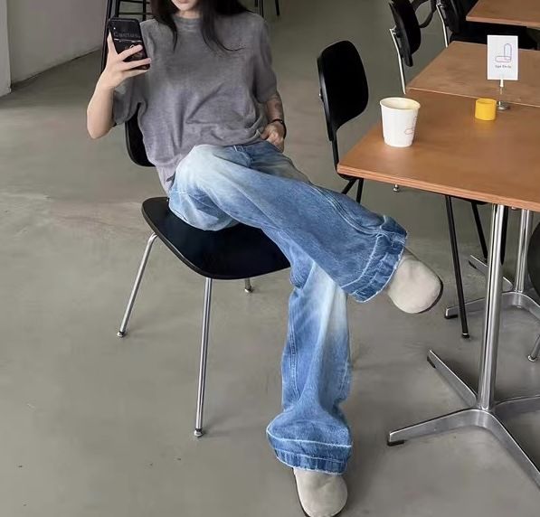 Jeans blu lavati – Denim a gamba larga a trapezio con baffi e scolorimento (80% cotone, rigido e non elasticizzato, per streetwear retrò unisex)_voghion.com