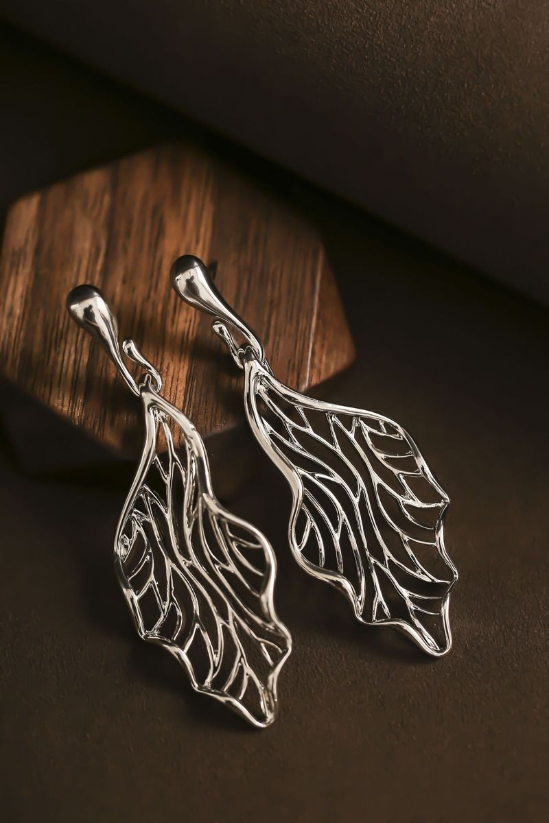 Orecchini da donna in ottone placcato oro, leggeri e di lusso, con design minimalista a forma di foglia cava_voghion.com