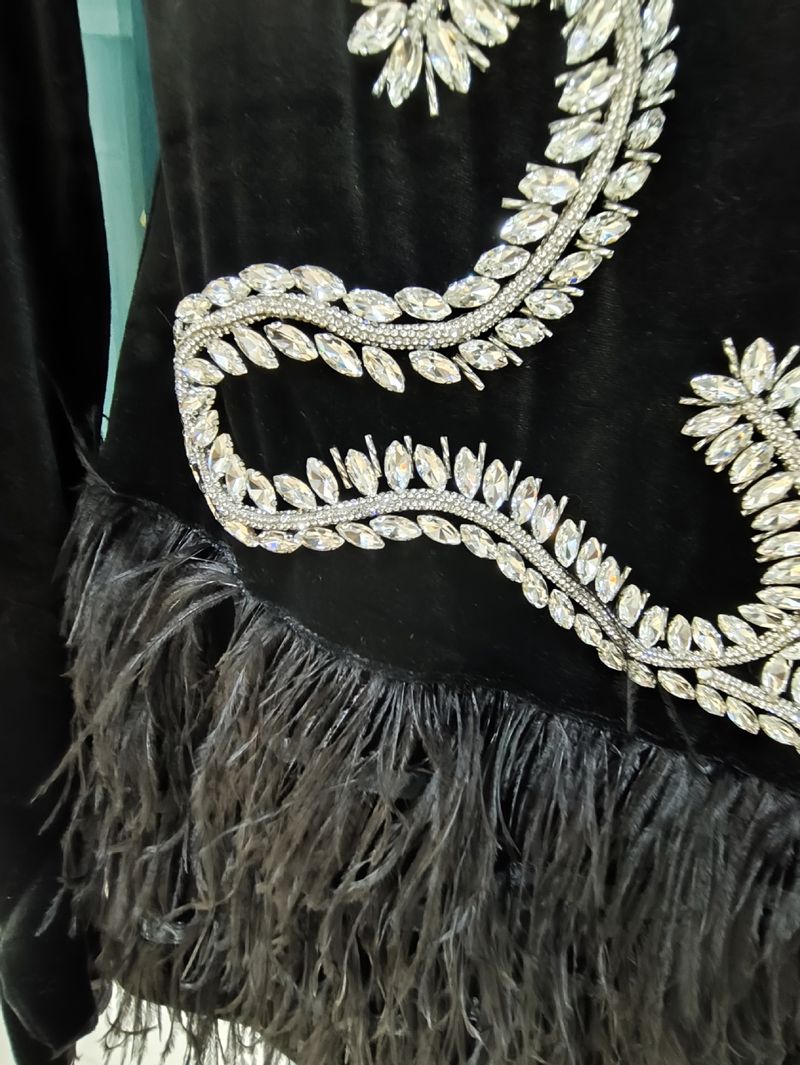 Elegante miniabito aderente in velluto nero con dettagli in piume e strass per abbigliamento da sera e da discoteca_voghion.com