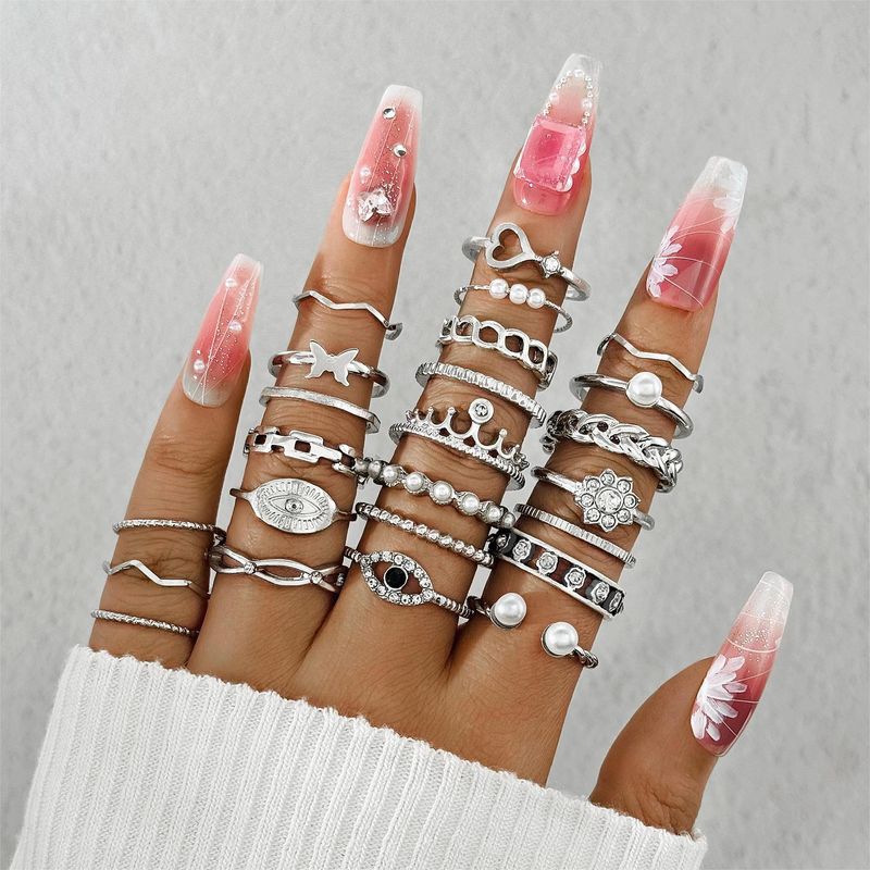 Anello a croce geometrica alla moda con cuore di diamanti intarsiato a vento e incastonato in più giunzioni_voghion.com