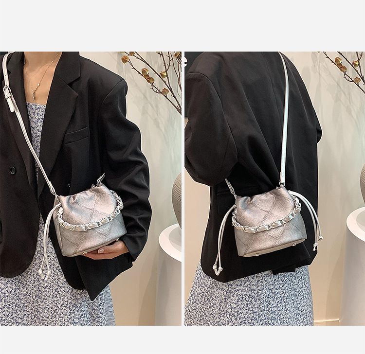 Borsa a secchiello con catena a griglia di diamanti in morbida pelle per donna 2024 nuova borsa a tracolla versatile di alta qualità, borsa dal design di nicchia_voghion.com
