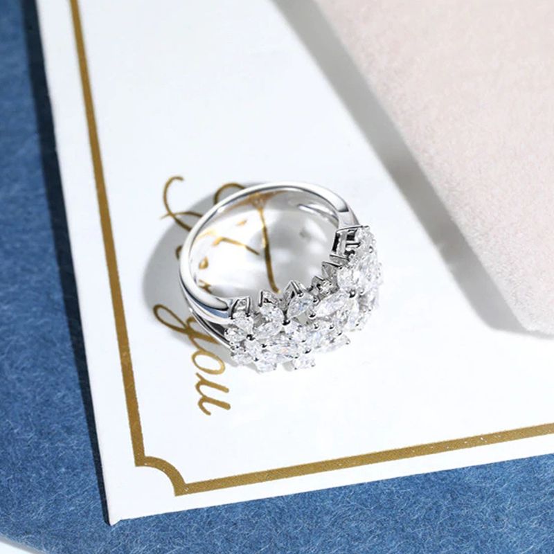 Cao Shis schillernder Ring mit Blütenblättern ist ein luxuriöses und trendiges Schmuckaccessoire für die Hochzeit von Frauen_voghion.com