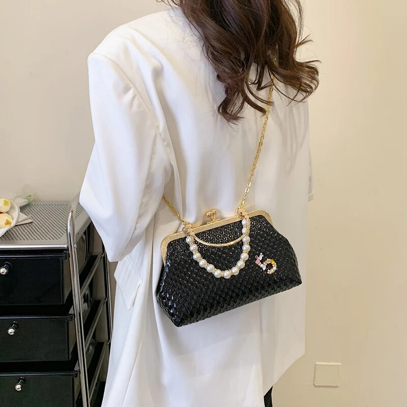 2023 frauen Französisch Minderheit Schulter Gold Umhängetaschen Mode Perle Kette Shell Clip Kleine Handtasche Eveing Kupplung_voghion.com