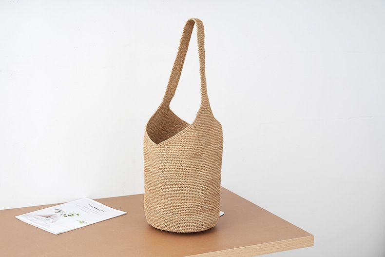 Τσάντα ώμου από ψάθα Raffia Bucket 2025, χειροποίητη τσάντα θαλάσσης σε στυλ Instagram. Μοντέρνα και ευέλικτη._voghion.com
