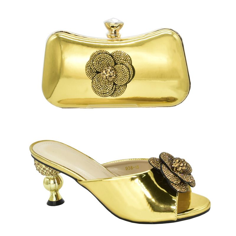 Kombinéiert den Owend mat glänzende Sandalen mat héijen Absätz a ronnem Fëschmond an engem Clutch-Set mat dräidimensionalen Decals_voghion.com