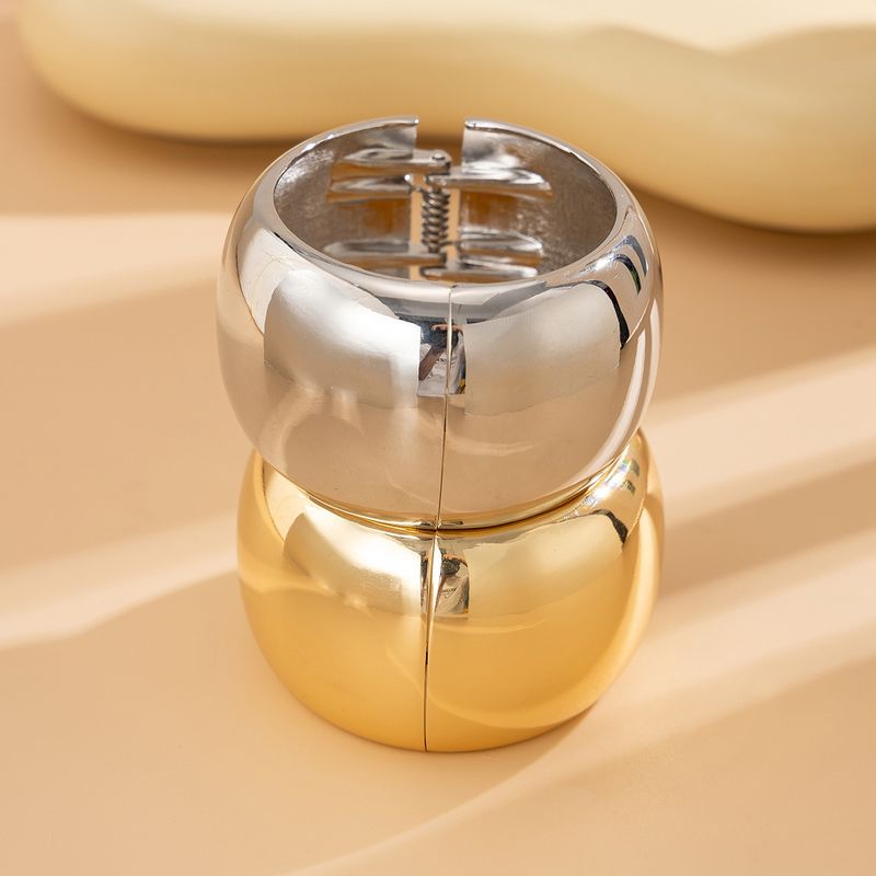 Design Sense: Irregular Metal Lines, Pearl Bracelet, Exaggerated Stacking, Large Light Surface Spring Bracelet_voghion.com