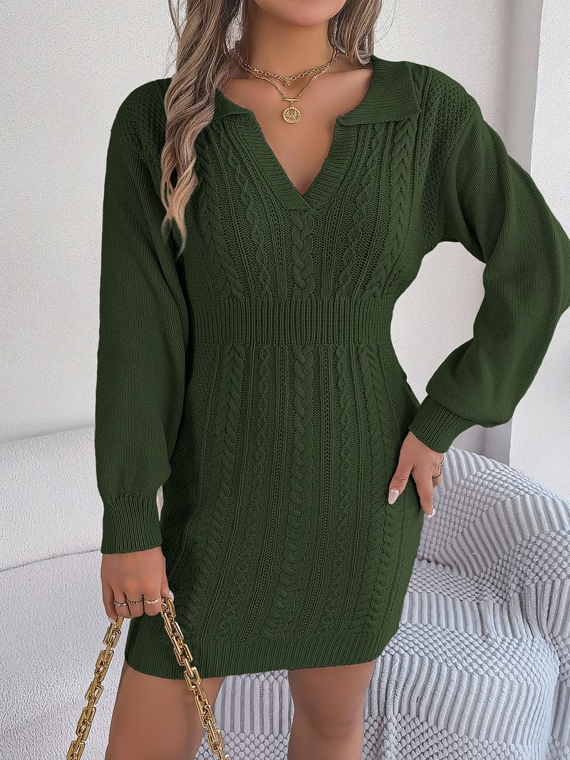 Abito in maglia aderente con maniche a lanterna e scollo a cuore, autunno inverno 2024, moda donna_voghion.com
