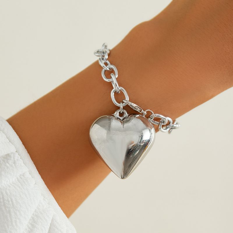 Collana da donna Collana dorata Collana con ciondolo Collana con ciondolo a forma di cuore in metallo dorato Collana con ciondolo a forma di cuore in stile casual Versatile catena per clavicola in acrilico_voghion.com