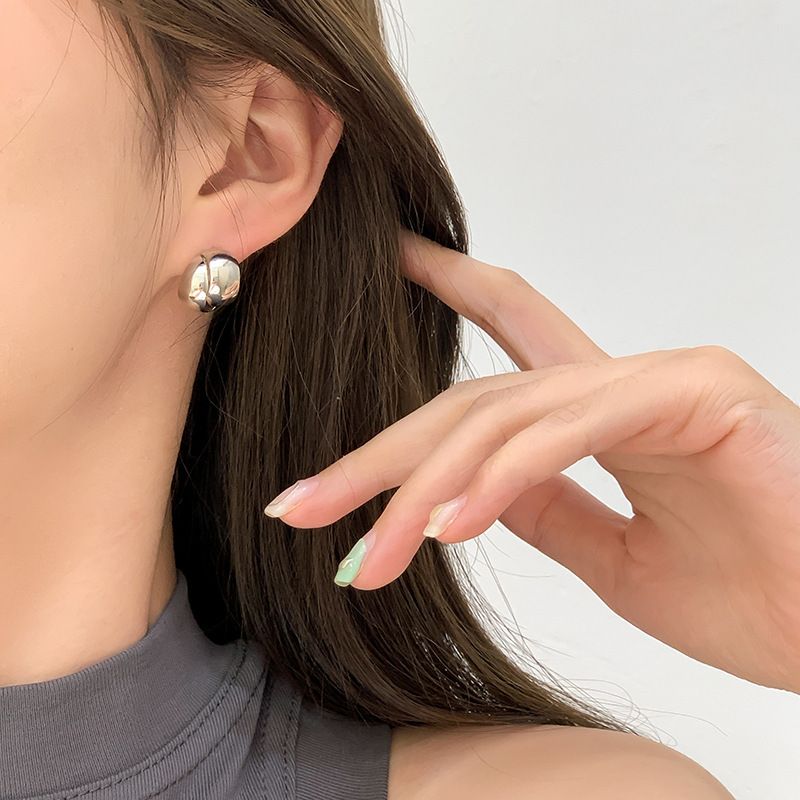 Piccolo design di nicchia con superfici fotosensibili sfalsate e stratificate, orecchini da donna in stile cool a forma di C irregolare e_voghion.com