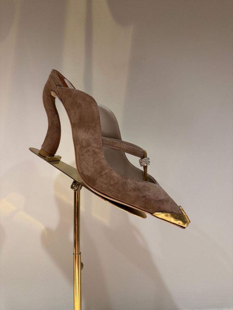 Sandali con tacco alieno alla moda, nuovi per la primavera 2025, con punta cava in metallo e testa di ferro, piccoli e popolari tacchi alti senza testa._voghion.com