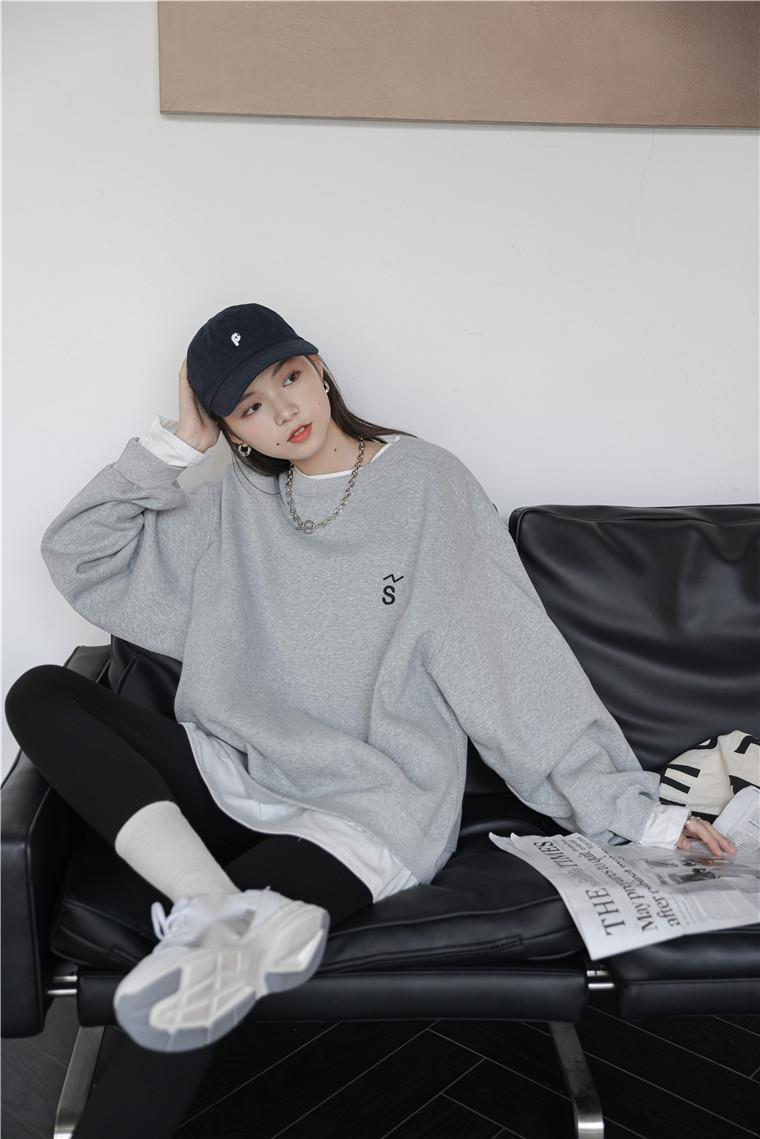 Løs, broderet hættetrøje i to dele i doven stil_voghion.com