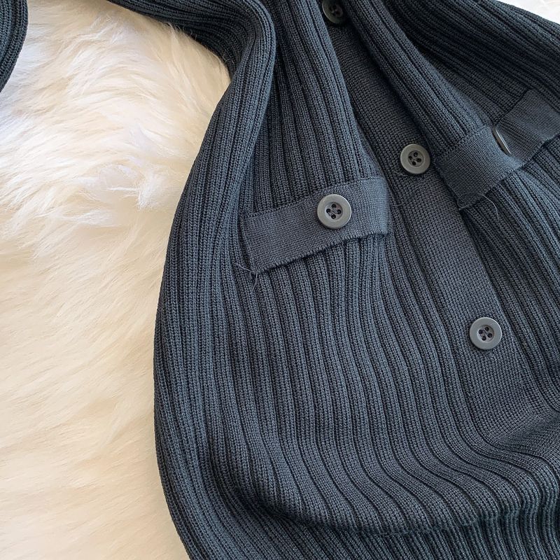 Abito da donna in maglia con colletto a bambola, in contrasto di colore, bianco e nero, elegante, con gonna lunga a coda di pesce, monopetto e vita alta_voghion.com