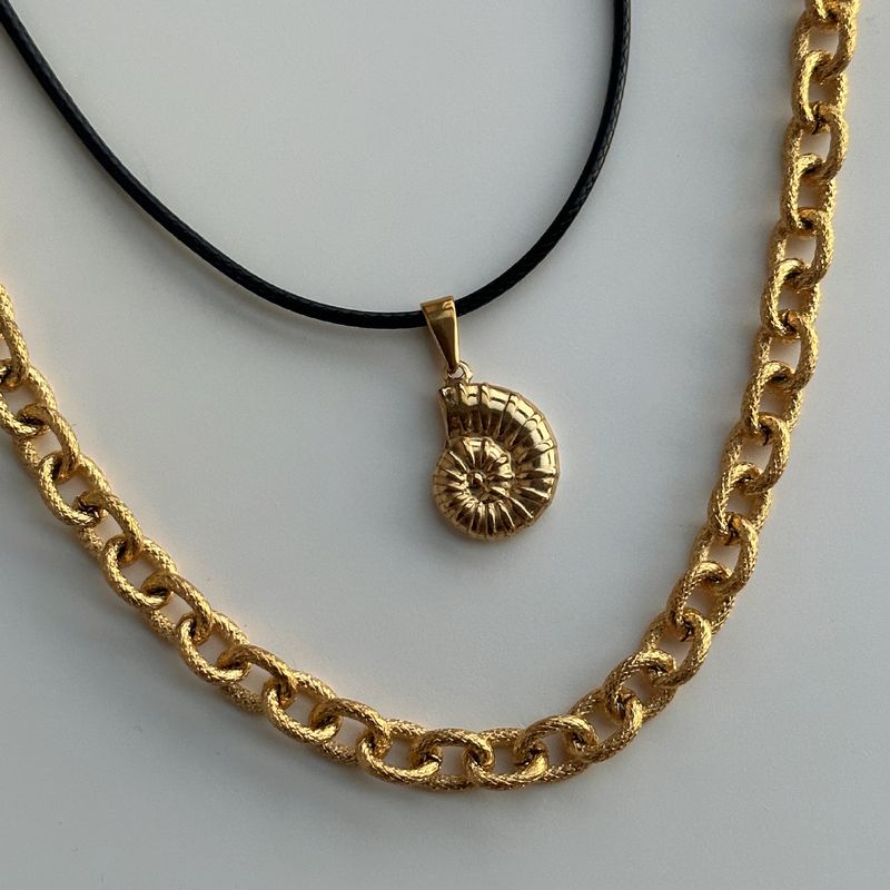 Collana con ciondolo a forma di conchiglia estiva in acciaio al titanio placcato oro Spot INS, in corda di pelle nera_voghion.com