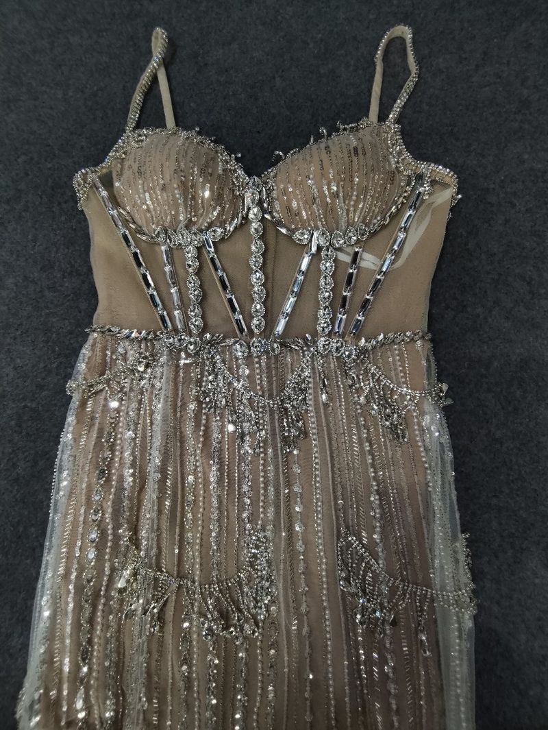 Elegantes, mit Pailletten verziertes, figurbetontes Abendkleid mit hohem Schlitz für Partys und Bankette – tiefer V-Ausschnitt und glamouröse Passform_voghion.com