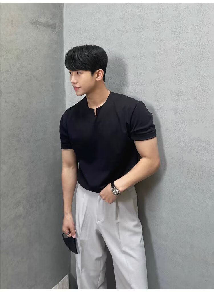 T-shirt court d'été à col en V pour hommes, couleur unie, version coréenne, tendance, soie glacée, design décontracté, niche, manches mi-longues_voghion.com