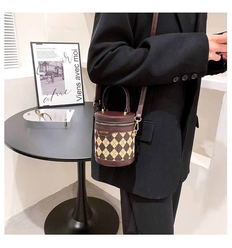Borsa a tracolla alla moda con tracolla a secchiello Lingge versatile di lusso da donna della primavera 2024_voghion.com