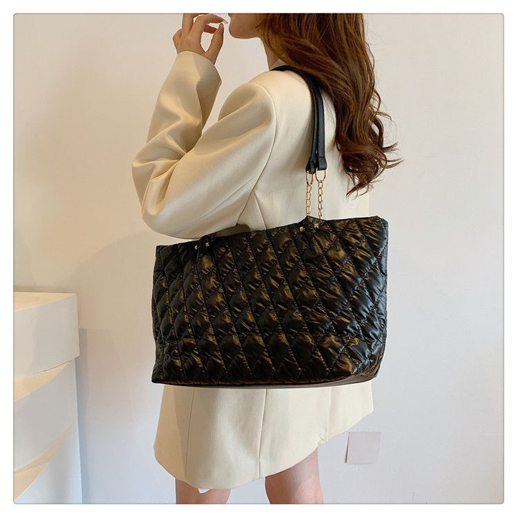 Light luxury large capacity tote bag for women 2024 summer new diamond grid chain shoulder bag, fashionable and trendy_voghion.com