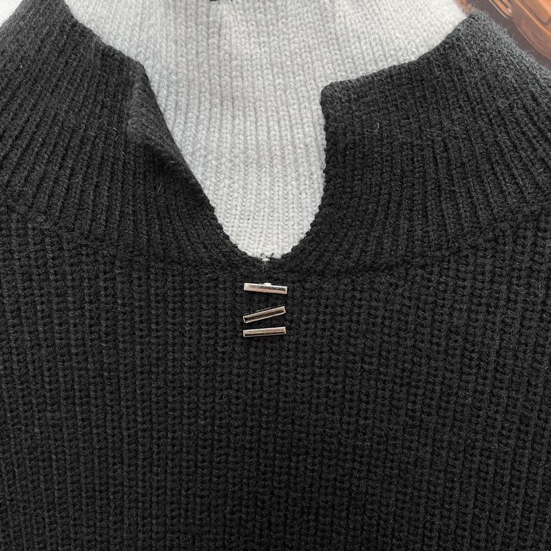 Herrenpullover mit Stehkragen und Kunstpelzbesatz – Winter-Strickpullover mit kontrastierendem Kragendesign_voghion.com