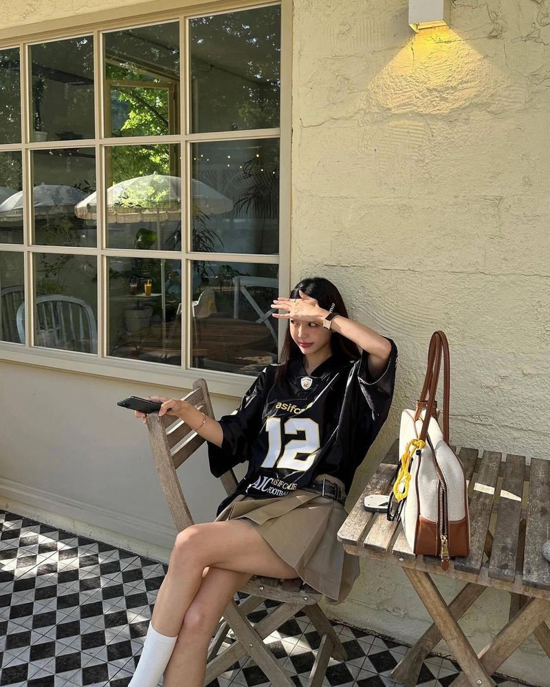 Top in jersey patchwork ispirato al K-Pop Minji - Maglietta ampia a maniche corte con ricamo e scollo a V_voghion.com