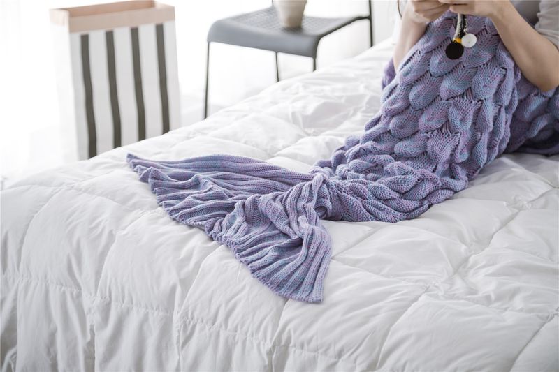 Coperta di lana lavorata a maglia con motivo a coda di pesce e motivo a squame di sirena._voghion.com