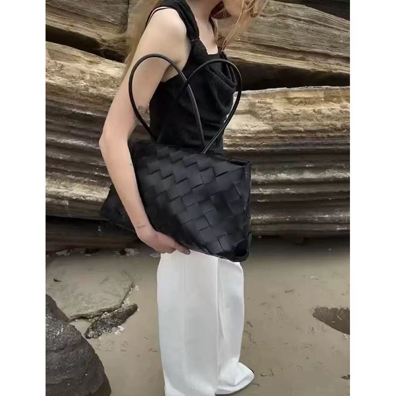 Borsa a tracolla minimalista grande in vera pelle di nicchia 2025, nuova, di alta qualità, realizzata a mano in pelle di vacchetta intrecciata nera, per donna_voghion.com