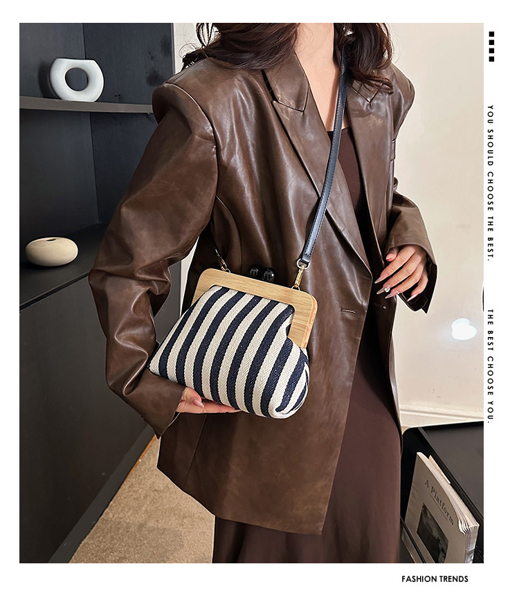 2024 Borsa da donna nuova Borsa a tracolla in tela con clip in legno a righe Borsa a tracolla con una spalla alla moda e raffinata_voghion.com