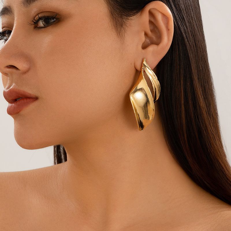 Personality metal geometric texture hollow earrings female irregular twisted glossy earrings earrings_voghion.com
